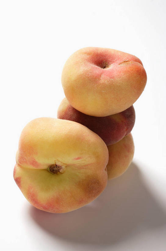 无人,竖图,俯视,室内,特写,白天,白色背景,桌面,桌子,桃子,水果,一堆,阴影,堆叠,堆积,朦胧,模糊,新鲜,反射,木制,影子,生食,食品,果实,食物,木制品,水蜜桃,四个,摄影,有机食品,绿色食品,影棚,堆,蟠桃,肺果,彩图,高角度拍摄,影棚拍摄,拍摄