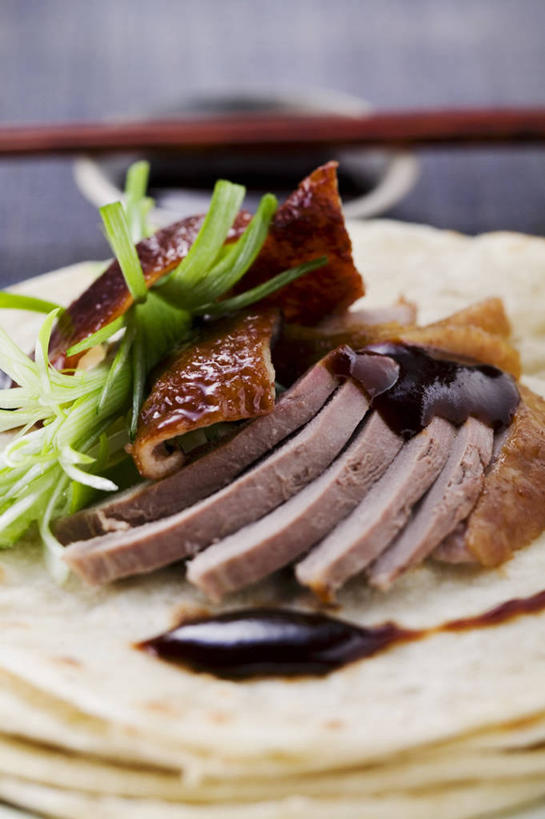 烤鸭,无人,竖图,俯视,室内,特写,白天,烹饪,中餐,桌面,桌子,黄瓜,蔬菜,阴影,朦胧,模糊,新鲜,反射,木制,影子,调料,酱料,酱汁,面饼,肉,佐料,料理,食品,调味品,调味料,鸭肉,酱,菜肴,美食,肉类,食物,木制品,中式,佳肴,有机食品,绿色食品,肉食,北京烤鸭,北京菜,京帮菜,京菜,青瓜,胡瓜,彩图,高角度拍摄