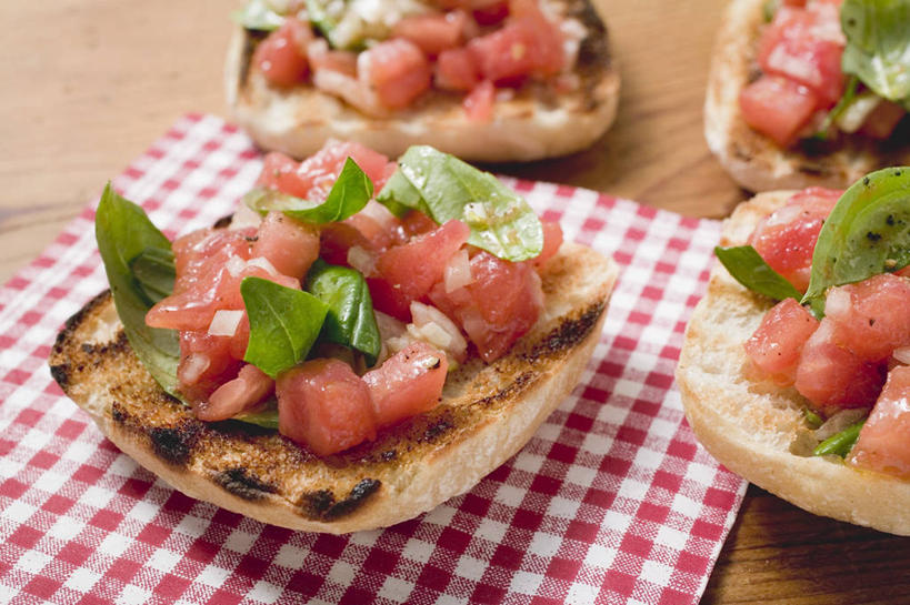 点心,面包,无人,横图,俯视,室内,特写,白天,植物,桌面,桌子,蔬菜,西红柿,阴影,朦胧,模糊,新鲜,反射,木制,影子,调料,酱料,酱汁,香料,佐料,食品,烤面包,面点,草药,调味品,调味料,酱,辣酱,中药,食物,糕点,餐巾,木制品,香草,有机食品,绿色食品,辣椒酱,罗勒,紫苏,药材,中草药,九层塔,圣约瑟夫草,甜罗勒,兰香,中药材,本草,保洁方巾,口布,番茄,彩图,高角度拍摄