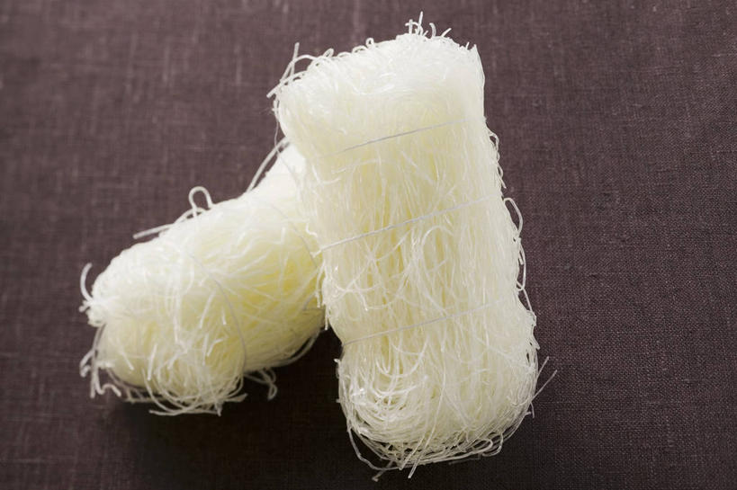 面食,面条,无人,横图,俯视,室内,特写,白天,桌面,桌子,阴影,黑色背景,反射,木制,影子,面,粉丝,两个,白色,木制品,摄影,影棚,冬粉,彩图,高角度拍摄,影棚拍摄,拍摄