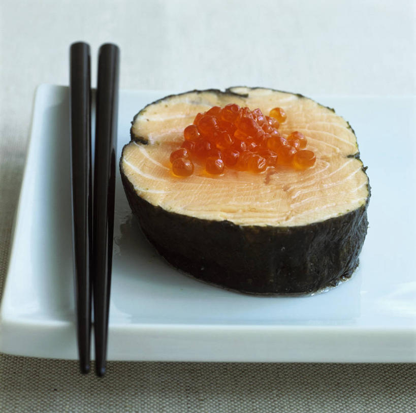 米饭,寿司,无人,横图,俯视,室内,特写,白天,烹饪,筷子,桌面,桌子,餐具,一双,阴影,灰色背景,朦胧,模糊,反射,木制,碟子,盘,影子,鱼卵,日本料理,料理,食品,紫菜,饭,鱼籽,文化,传统,鲑鱼卵,菜肴,美食,食物,盘子,木制品,碟,日式料理,日式,摄影,佳肴,影棚,礼节,五谷,醋饭,礼仪,四喜饭,膜菜,索菜,坛紫菜,子菜,紫英,紫瑛,进餐用具,彩图,高角度拍摄,影棚拍摄,拍摄