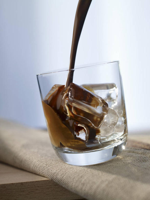 无人,竖图,室内,特写,白天,正面,桌面,桌子,杯子,阴影,反射,木制,影子,冰,冰块,酒类,冷冻,玻璃制品,酒,饮料,一个,木制品,水杯,寒冷,冷藏,单个,冰冷,下降,降落,利口酒,蒸馏酒,保鲜,降低,下跌,下落,餐后甜酒,咖啡利口酒,玻璃杯,彩图