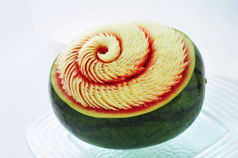 无人,横图,俯视,室内,特写,白天,桌面,桌子,西瓜,水果,阴影,花纹,新鲜,装饰,反射,木制,雕刻,影子,生食,食品,果实,食物,一个,木制品,有机食品,绿色食品,单个,华丽,修饰,点缀,衬托,美观,雅致,雅观,雕镂,雕琢,镌刻,寒瓜,彩图,高角度拍摄