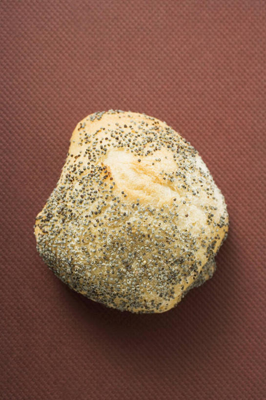 点心,面包,无人,竖图,俯视,室内,特写,白天,桌面,桌子,阴影,棕色背景,反射,木制,影子,食品,面点,食物,糕点,一个,木制品,摄影,影棚,单个,罂粟籽,小圆面包,阿芙蓉,彩图,高角度拍摄,影棚拍摄,拍摄,米囊,御米