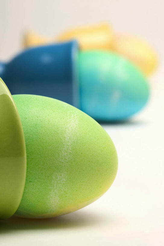 无人,竖图,俯视,室内,特写,白天,桌面,桌子,复活节,一排,阴影,节日,庆祝,整齐,反射,木制,影子,蛋,文化,排列,三个,木制品,容器,庆典,摄影,影棚,纪念,储藏,蛋杯,储存,队列,彩蛋,复活节彩蛋,盛蛋器,彩图,高角度拍摄,影棚拍摄,拍摄,贮存