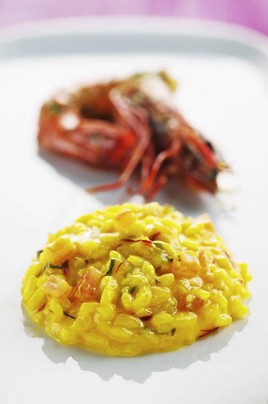 海鲜,米饭,无人,竖图,俯视,室内,特写,白天,烹饪,西餐,快乐,桌面,桌子,餐具,阴影,反射,木制,碟子,盘,影子,虾,料理,食品,饭,烩饭,水产,菜肴,美食,大虾,藏红花,海洋生物,食物,盘子,木制品,碟,西式,佳肴,对虾,保护,番红花,五谷,水生动物,海产品,水生物,海底动物,意大利调味饭,斑节虾,西红花,东方对虾,中国对虾,意大利炖饭,彩图,高角度拍摄,意大利烩饭