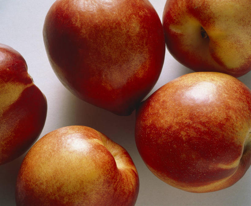 无人,横图,俯视,室内,特写,白天,白色背景,桌面,桌子,桃子,水果,五个,许多,阴影,新鲜,反射,木制,影子,生食,食品,果实,油桃,食物,红色,木制品,摄影,有机食品,绿色食品,影棚,肺果,李光桃,彩图,高角度拍摄,影棚拍摄,拍摄