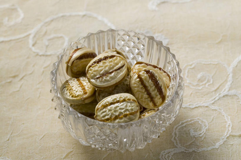 无人,横图,俯视,室内,特写,白天,桌面,桌子,玻璃,一堆,阴影,堆叠,堆积,反射,木制,布料,影子,食品,糖,糖果,甜点,甜品,软糖,布纹,玻璃制品,桌布,食物,一个,餐巾,木制品,容器,台布,碗,甜食,单个,储藏,堆,储存,太妃糖,彩图,高角度拍摄,贮存