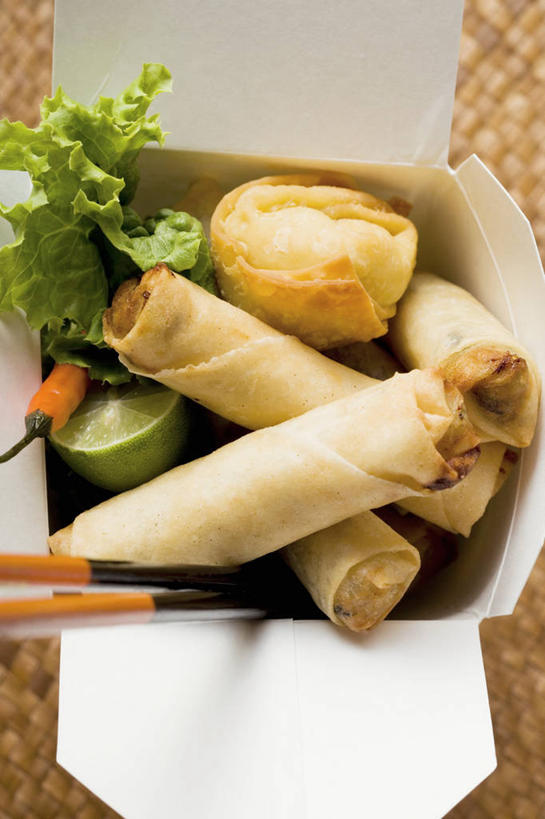 点心,馄饨,面食,无人,竖图,俯视,室内,特写,白天,桌面,桌子,辣椒,蔬菜,水果,阴影,新鲜,反射,木制,影子,纸盒,生食,油炸,料理,食品,面点,果实,蔬果,春卷,美食,盒子,食物,一个,包装盒,木制品,中式,有机食品,绿色食品,单个,薄饼,辣角,红海椒,大椒,辣虎,广椒,酸橙,春饼,代代,扁肉,橙子,橙,辣子,红辣椒,海椒,番椒,彩图,高角度拍摄,炸馄饨