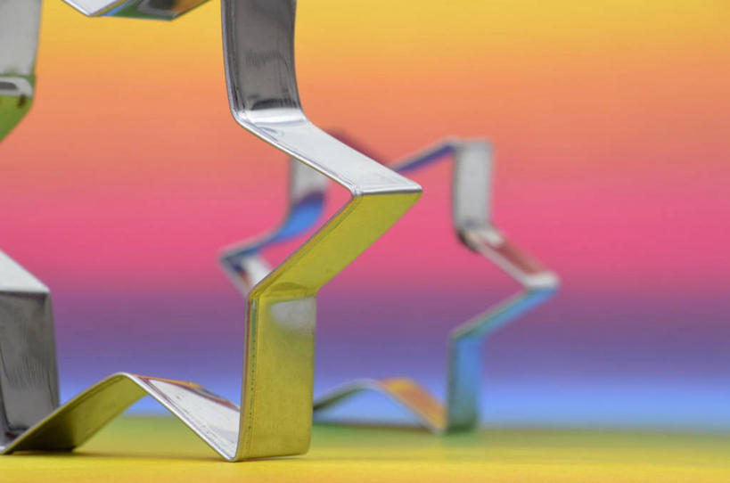 无人,横图,俯视,室内,特写,白天,神秘,桌面,桌子,静物,金属制品,阴影,形状,反射,金属,木制,影子,几何,木制品,模具,六芒星,奥秘,彩图,高角度拍摄