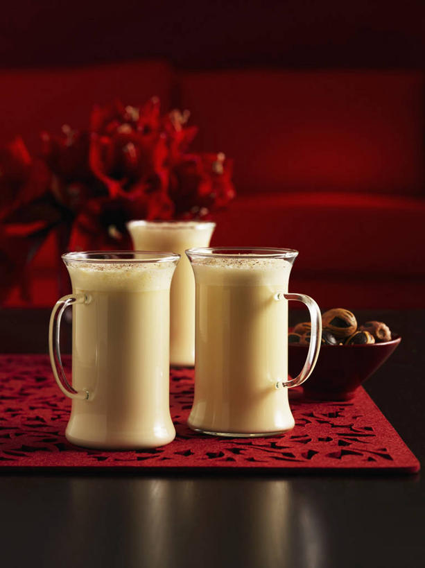 牛奶,无人,竖图,俯视,室内,特写,白天,桌面,桌子,杯子,礼盒,礼物,圣诞节,阴影,节日,庆祝,装饰,反射,木制,丝绸,丝带,影子,纸盒,蛋,鸡蛋,缎带,酒类,饮品,三杯,营养,文化,玻璃制品,绸带,盒子,酒,饮料,包装盒,木制品,水杯,礼品盒,庆典,礼品,纪念,华丽,修饰,点缀,乳制品,奶,牛乳,衬托,美观,雅致,雅观,安神,蒸馏酒,卵,烈酒,玻璃杯,彩图,高角度拍摄,蛋酒,兰姆酒,蓝姆酒,朗姆酒