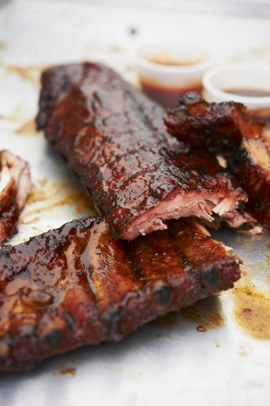 骨骼,无人,竖图,俯视,室内,特写,白天,烹饪,中餐,桌面,桌子,阴影,反射,木制,影子,排骨,肉,油炸,料理,食品,骨头,猪肉,菜肴,美食,肉类,食物,木制品,中式,佳肴,骨架,肉食,炸猪排,豚肉,彩图,高角度拍摄