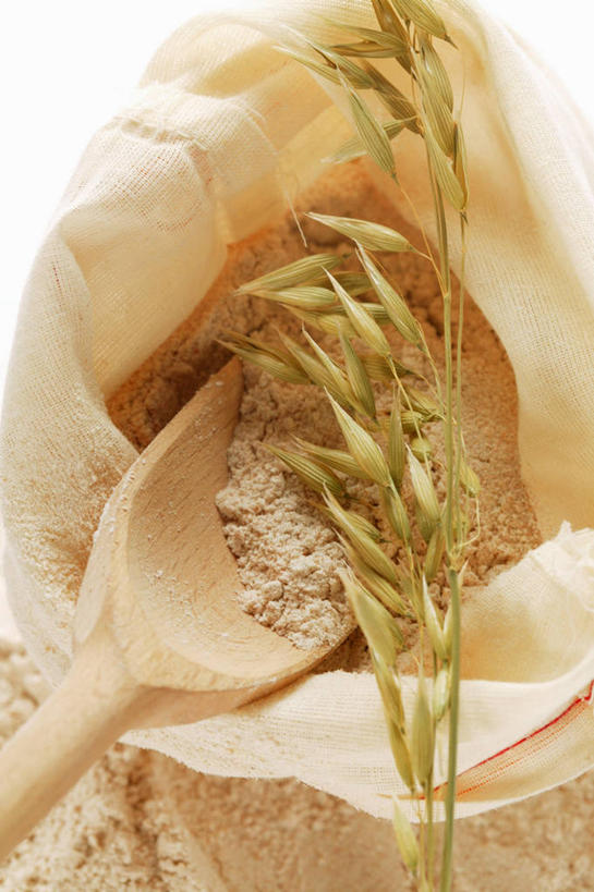 无人,竖图,俯视,室内,特写,白天,桌面,桌子,袋子,一堆,许多,阴影,堆叠,堆积,反射,木制,粉末,影子,纸袋,面粉,很多,粮食,畚箕,一个,木制品,容器,粉,簸箕,单个,储藏,堆,农产品,储存,原材料,玉米粉,粉状,彩图,高角度拍摄,玉米面,贮存