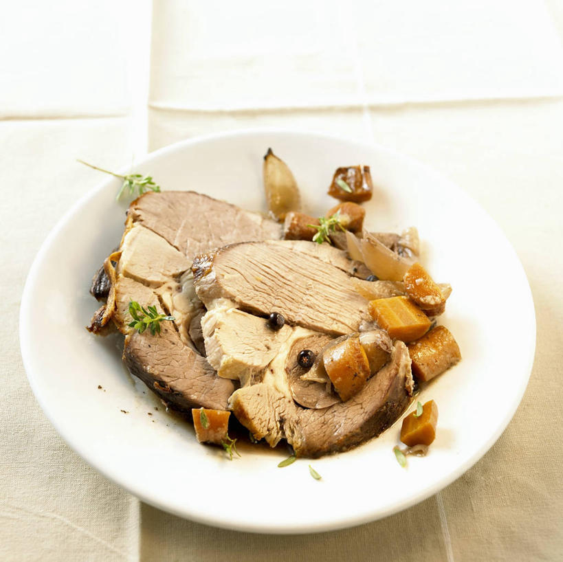 无人,横图,俯视,室内,特写,白天,桌面,桌子,蔬菜,土豆,餐具,阴影,新鲜,反射,木制,碟子,盘,影子,肉,食品,羊肉,肉类,食物,一个,盘子,木制品,碟,有机食品,绿色食品,单个,肉食,羊腿,馍馍蛋,洋芋,山药蛋,马铃薯,彩图,高角度拍摄,羊腿肉