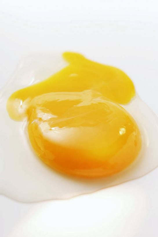 无人,竖图,俯视,室内,特写,白天,白色背景,餐桌,桌子,阴影,反射,影子,蛋,蛋黄,蛋清,鸡蛋,黄色,摄影,影棚,餐台,草鸡蛋,卵,彩图,高角度拍摄,影棚拍摄,拍摄