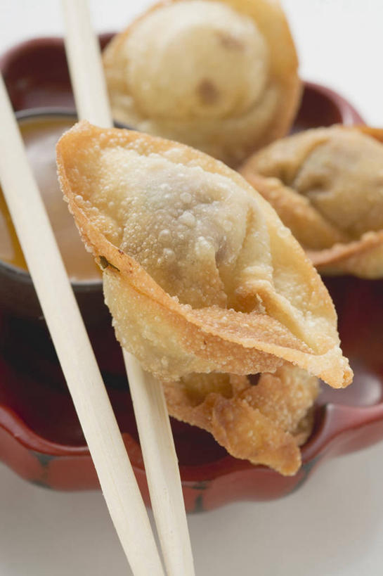 点心,馄饨,面食,无人,竖图,俯视,室内,特写,白天,白色背景,餐桌,筷子,桌子,餐具,一双,阴影,朦胧,模糊,反射,碟子,盘,影子,油炸,料理,食品,面点,文化,传统,美食,食物,三个,一个,盘子,碟,金色,中式,摄影,影棚,单个,餐台,礼节,礼仪,扁肉,进餐用具,彩图,高角度拍摄,影棚拍摄,拍摄,炸馄饨