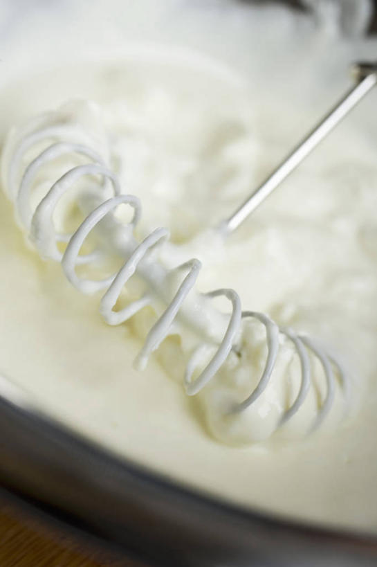 点心,无人,竖图,俯视,室内,特写,白天,烹饪,下午茶,餐桌,桌子,厨具,金属制品,阴影,反射,金属,影子,食品,甜点,甜品,食物,糕点,打蛋器,搅拌器,甜食,奶油,餐台,乳制品,蛋糕卷,烹饪用具,海绵蛋糕,瑞士卷,激凌,克林姆,淇淋,戚风蛋糕,电动打蛋器,烹调用具,烹调,彩图,高角度拍摄,蛋糕