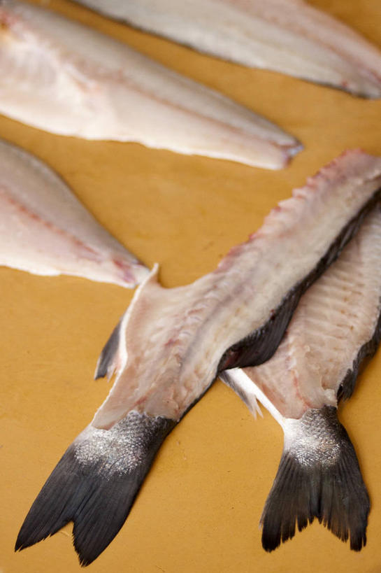生鱼片,无人,竖图,俯视,室内,特写,白天,餐桌,桌子,一块,阴影,黄色背景,反射,木制,鱼,影子,肉,鱼肉,鱼片,案板,水产,肉类,鱼类,砧板,木制品,餐台,水生动物,水生物,鳊鱼,肉食,武昌鱼,沙西米,鳊花,槎头鳊,缩项鳊,鲂鱼,彩图,高角度拍摄,刺身