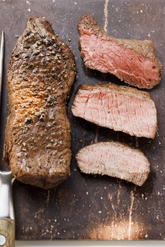 无人,竖图,俯视,室内,特写,白天,烹饪,西餐,餐桌,桌子,切开,阴影,反射,影子,肉,牛排,牛肉,料理,食品,菜肴,美食,肉类,食物,切,西式,佳肴,餐台,剖面,肉食,切面,菲力牛排,牛里脊肉,彩图,高角度拍摄