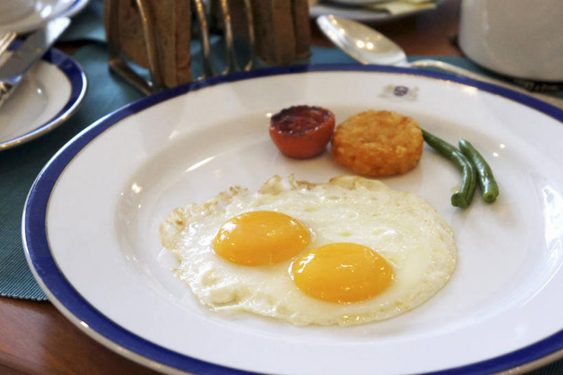 点心,无人,横图,俯视,室内,特写,白天,餐桌,桌子,蔬菜,土豆,餐具,阴影,新鲜,反射,碟子,盘,影子,蛋,荷包蛋,鸡蛋,煎蛋,食品,文化,饼,小吃,食物,糕点,一个,盘子,碟,有机食品,绿色食品,单个,餐台,土豆饼,馍馍蛋,卵,煎鸡蛋,洋芋,山药蛋,马铃薯,彩图,高角度拍摄