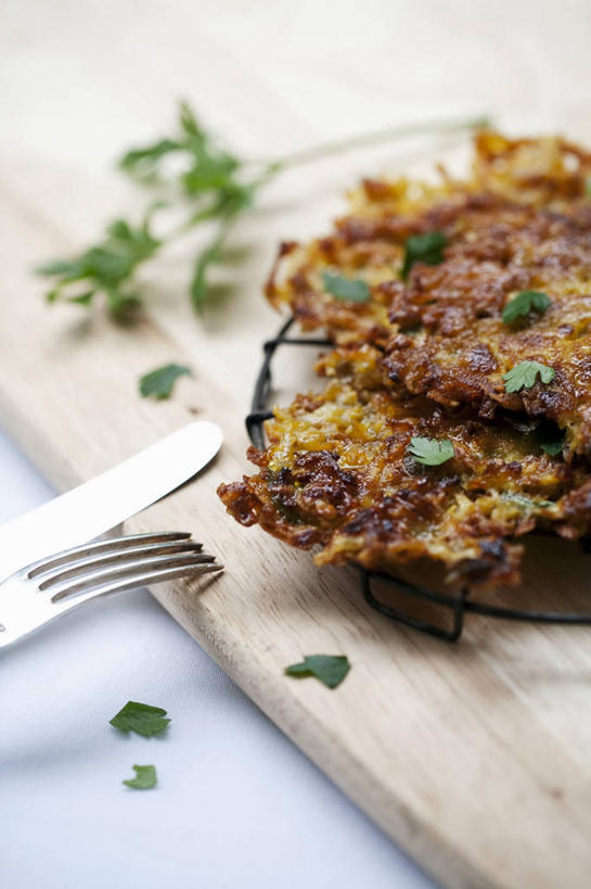 点心,煎饼,无人,竖图,俯视,室内,特写,白天,餐桌,桌子,蔬菜,土豆,餐具,叶子,一块,阴影,朦胧,模糊,新鲜,装饰,反射,叉子,刀叉,刀子,影子,食品,绿叶,案板,文化,饼,小吃,砧板,食物,糕点,两个,嫩叶,有机食品,绿色食品,餐台,华丽,修饰,点缀,配菜,餐刀,土豆饼,餐叉,馍馍蛋,衬托,美观,雅致,雅观,叶,叶片,进餐用具,洋芋,山药蛋,马铃薯,彩图,高角度拍摄,马铃薯煎饼,土豆煎饼