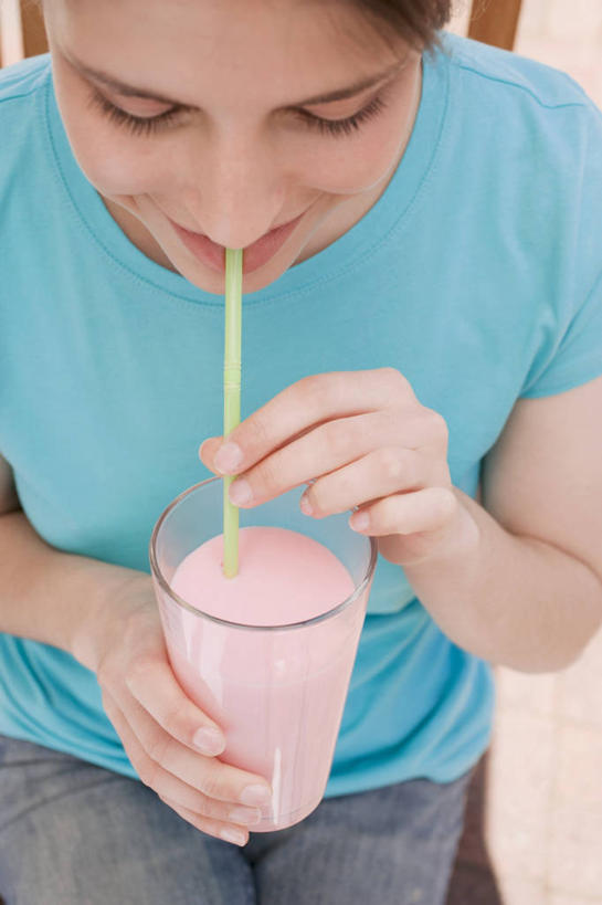 西方人,一个人,坐,笑,微笑,露齿笑,竖图,俯视,室内,白天,杯子,欧洲,欧洲人,仅一个年轻女性,仅一个女性,仅一个人,一根,喝,握,服装,塑料,食品,甜点,甜品,一杯,拿,拿着,注视,休闲装,玻璃制品,食物,饮料,一个,衣服,蓝色,水杯,塑料制品,吸管,甜食,观察,看,休闲,休闲服,冰淇淋,握着,服饰,单个,观看,鲜奶,察看,空心,关注,奶昔,饮管,香草奶昔,年轻女性,女人,女性,白种人,玻璃杯,坐着,半身,彩图,高角度拍摄,圆柱状