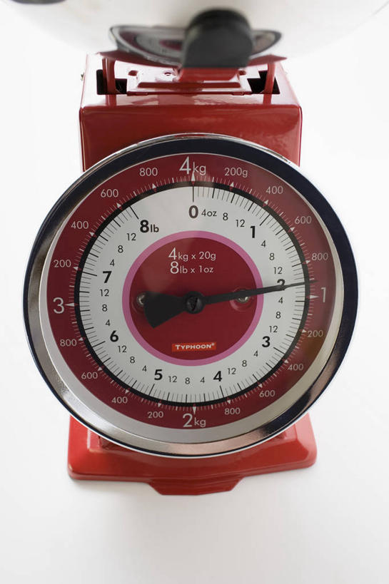 无人,竖图,室内,特写,白天,白色背景,正面,仪器,餐桌,桌子,静物,阴影,反射,标志,数字,文字,影子,字符,标识,红色,摄影,阿拉伯数字,影棚,餐台,一台,衡量,计量,衡器,案秤,秤,彩图,影棚拍摄,拍摄