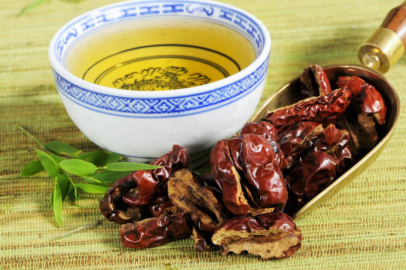 无人,横图,俯视,室内,特写,白天,幸福,餐桌,茶,桌子,杯子,叶子,一堆,阴影,堆叠,堆积,反射,影子,勺子,茶叶,绿叶,一杯,娱乐,两个,红色,水杯,调羹,汤匙,享受,休闲,温馨,嫩叶,枣,放松,乐趣,红枣,餐台,堆,提神,舒适,醒脑,枣子,大枣,叶,叶片,茶杯,彩图,高角度拍摄