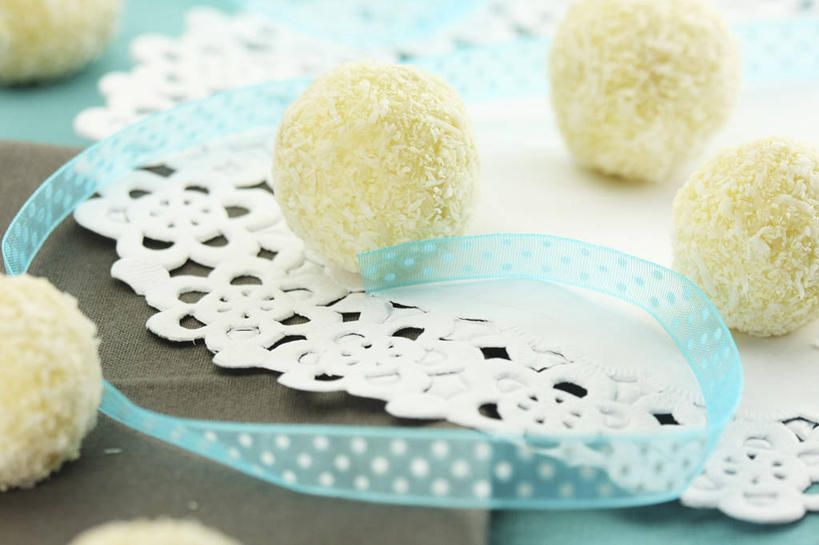 无人,横图,俯视,室内,特写,白天,餐桌,桌子,许多,阴影,朦胧,模糊,反射,丝绸,丝带,影子,食品,糖,糖果,甜点,甜品,缎带,很多,绸带,食物,蓝色,白色,甜食,奶油,巧克力,餐台,朱古力,糖粉,彩图,高角度拍摄,巧克力松球,雪花巧克力球