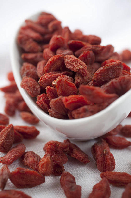 无人,竖图,俯视,室内,特写,白天,白色背景,植物,餐桌,桌子,一堆,许多,阴影,堆叠,堆积,反射,影子,陶瓷,果实,草药,药草,陶瓷制品,很多,中药,一个,红色,容器,碗,摄影,影棚,单个,餐台,储藏,堆,枸杞子,枸杞,储存,药材,中草药,中药材,本草,苟起子,枸杞豆,枸杞果,血杞子,彩图,高角度拍摄,影棚拍摄,拍摄,贮存