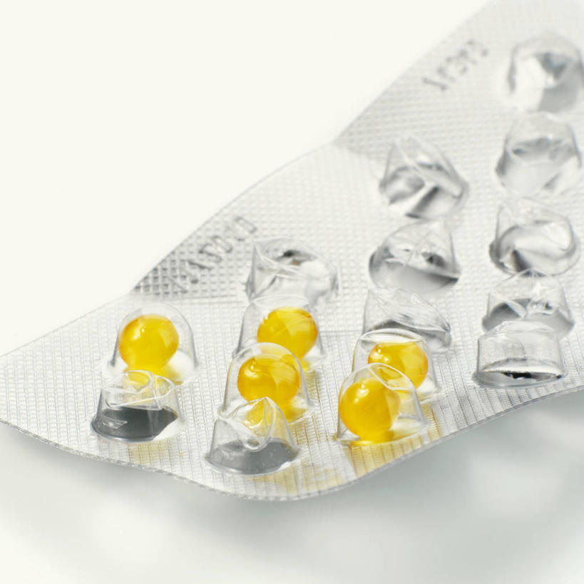 无人,方图,俯视,室内,特写,白天,白色背景,安全,餐桌,桌子,阴影,反射,药剂,药丸,影子,塑料,防护,药片,盒子,一个,黄色,包装盒,容器,塑料制品,药品,治疗,摄影,影棚,单个,餐台,储藏,保护,药物,医疗,储存,保险,预防,平安,彩图,高角度拍摄,影棚拍摄,拍摄,吸塑包装盒,贮存