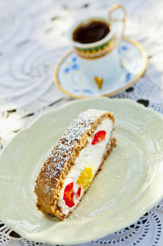 点心,咖啡,无人,竖图,俯视,室内,特写,白天,下午茶,幸福,餐桌,桌子,草莓,浆果,芒果,杯子,餐具,水果,阴影,朦胧,模糊,新鲜,反射,瓷器,碟子,盘,影子,生食,食品,果实,咖啡杯,陶瓷制品,一杯,娱乐,食物,糕点,饮料,三个,盘子,碟,享受,休闲,温馨,放松,乐趣,有机食品,绿色食品,餐台,提神,舒适,瓷杯,醒脑,蛋糕卷,海绵蛋糕,瑞士卷,软饮料,摩卡咖啡,戚风蛋糕,洋莓,望果,水果皇后,蜜望,檬果,闷果,漭果,杧果,红莓,地莓,庵波罗果,彩图,高角度拍摄,蛋糕