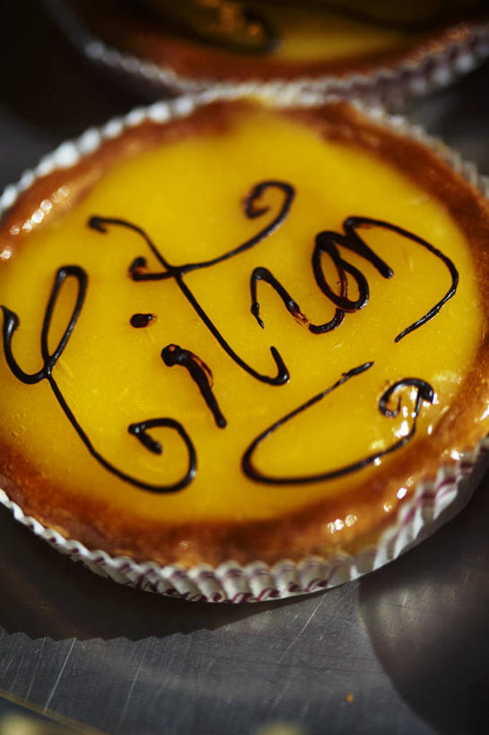 点心,无人,竖图,俯视,室内,特写,白天,下午茶,餐桌,桌子,阴影,反射,英文,标志,文字,影子,字符,字母,食品,标识,食物,糕点,一个,单个,餐台,纸托,英文字母,蛋糕托,蛋糕托纸,蛋糕纸托,彩图,高角度拍摄,柠檬蛋糕,蛋糕