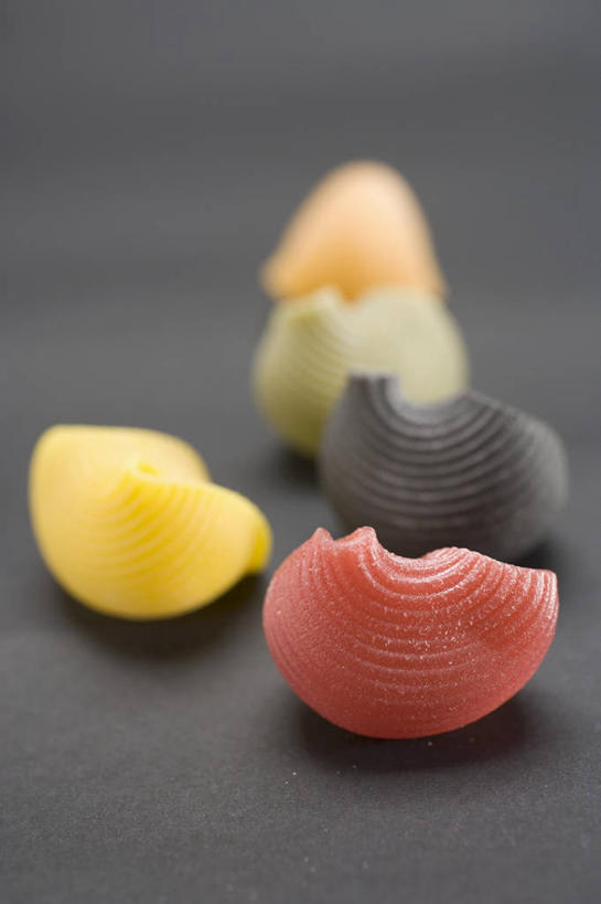 面食,面条,意大利面,无人,竖图,俯视,室内,特写,白天,西餐,餐桌,桌子,五个,许多,阴影,灰色背景,朦胧,模糊,反射,影子,面,料理,食品,食物,黄色,红色,绿色,黑色,西式,摄影,影棚,餐台,贝壳面,彩图,高角度拍摄,影棚拍摄,拍摄