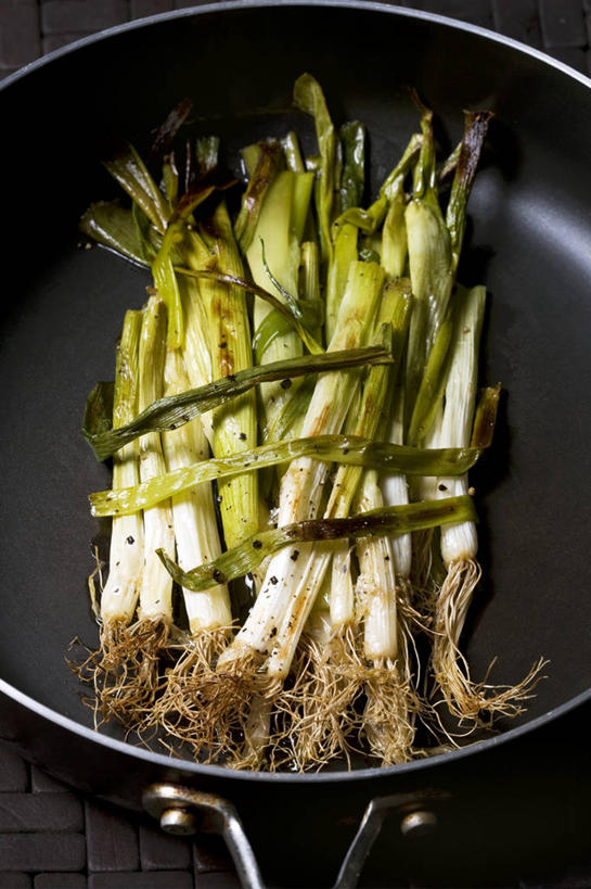 无人,竖图,俯视,室内,特写,白天,烹饪,餐桌,桌子,蔬菜,厨具,金属制品,阴影,新鲜,反射,金属,锅子,影子,葱,青葱,食品,锅,食物,一个,有机食品,绿色食品,单个,煎锅,餐台,锅具,烹饪用具,韭葱,烹调用具,烹调,彩图,高角度拍摄