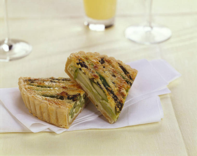 无人,横图,俯视,室内,特写,白天,烹饪,西餐,餐桌,桌子,芦笋,蔬菜,杯子,切开,阴影,新鲜,反射,影子,料理,食品,菜肴,美食,玻璃制品,食物,两个,水杯,切,西式,佳肴,有机食品,绿色食品,餐台,剖面,蛋饼,乳蛋饼,切面,玻璃杯,猪尾巴,药鸡豆子,石刁柏,蚂蚁杆,龙须菜,狼尾巴根,彩图,高角度拍摄