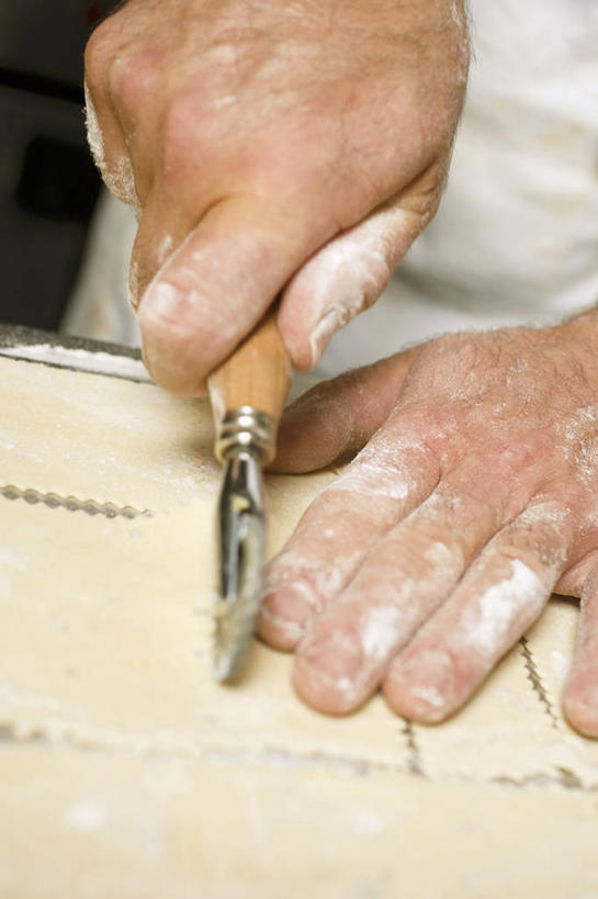 西方人,手,一个人,厨师,竖图,俯视,室内,特写,白天,工作服,制服,餐桌,桌子,欧洲,欧洲人,双手,仅一个男性,仅一个人,一把,切开,阴影,反射,粉末,影子,面粉,刀具,粮食,仅一个年轻男性,刀,切,手部,粉,餐台,农产品,剖面,原材料,切面,粉状,工作制服,轮刀,男人,男性,年轻男性,白种人,厨师长,厨子,大厨,主厨,半身,彩图,高角度拍摄,工作套服