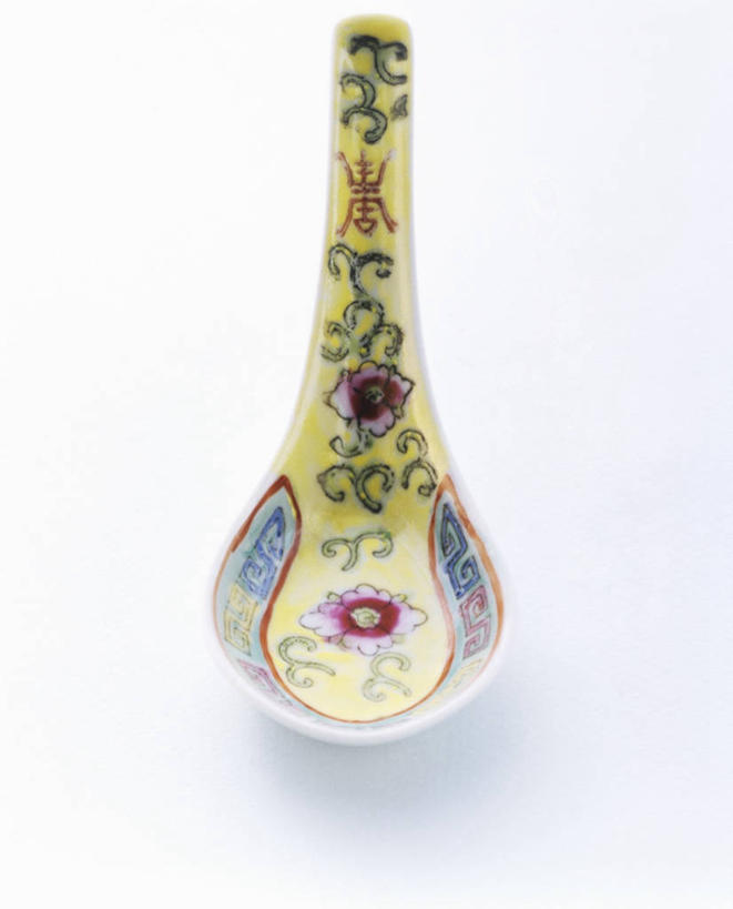 无人,竖图,俯视,室内,特写,白天,白色背景,绘画,餐桌,桌子,静物,一把,阴影,反射,彩绘,瓷器,影子,勺子,陶瓷,调羹,汤匙,摄影,影棚,餐台,陶艺,彩釉,画画,彩图,高角度拍摄,影棚拍摄,拍摄