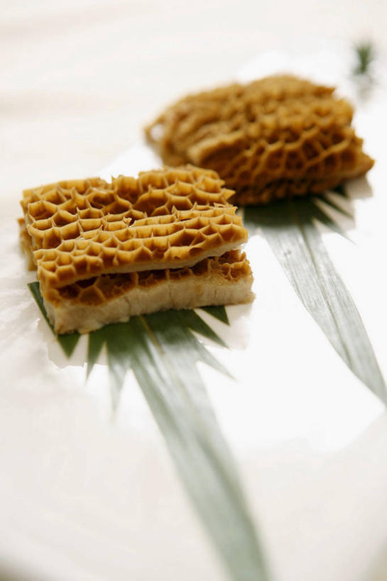 无人,竖图,俯视,室内,特写,白天,烹饪,中餐,餐桌,桌子,两块,阴影,反射,影子,肉,料理,食品,猪肉,菜肴,美食,肉类,食物,中式,佳肴,餐台,五花肉,肉食,豚肉,肋条肉,三层肉,彩图,高角度拍摄