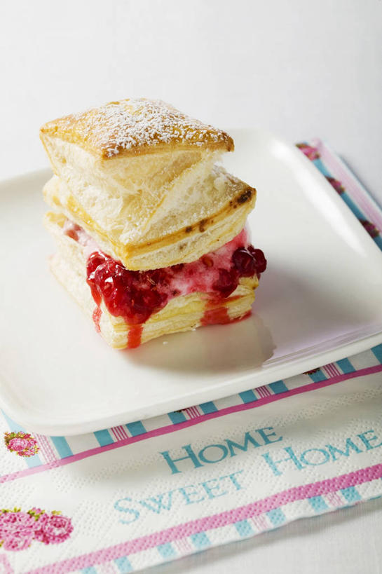 点心,无人,竖图,俯视,室内,特写,白天,白色背景,下午茶,餐桌,桌子,浆果,餐具,水果,阴影,新鲜,反射,英文,标志,碟子,盘,文字,影子,字符,字母,桑葚,生食,食品,果实,标识,食物,糕点,红色,盘子,碟,果酱,覆盆子,摄影,有机食品,绿色食品,影棚,餐台,英文字母,果子酱,彩图,高角度拍摄,影棚拍摄,拍摄,蛋奶酥,梳乎厘,舒芙里,蛋糕