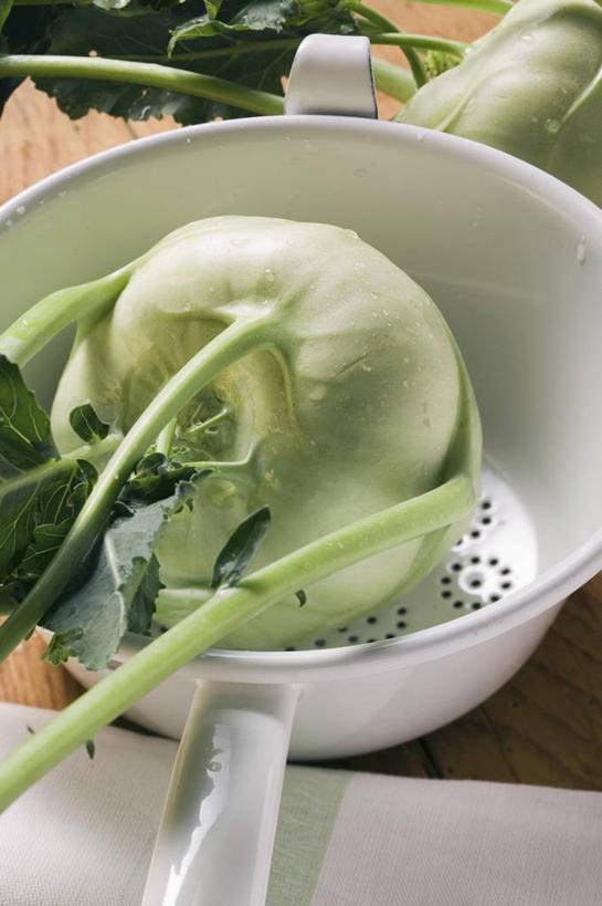 无人,竖图,俯视,室内,特写,白天,烹饪,餐桌,桌子,蔬菜,厨具,叶子,阴影,新鲜,反射,木制,滤器,影子,勺子,食品,绿叶,食物,木制品,嫩叶,芥菜,有机食品,绿色食品,餐台,漏勺,烹饪用具,大头菜,盖菜,叶,叶片,烹调用具,烹调,彩图,高角度拍摄