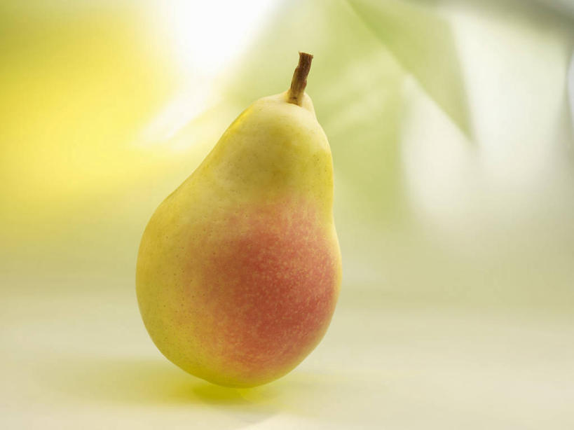 无人,横图,室内,特写,白天,正面,餐桌,桌子,梨,水果,阴影,朦胧,模糊,新鲜,反射,影子,生食,食品,果实,食物,一个,香梨,有机食品,绿色食品,单个,餐台,生梨,彩图