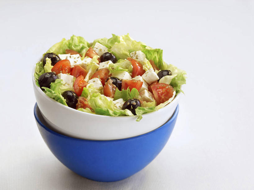 奶酪,无人,横图,俯视,室内,特写,白天,白色背景,餐桌,桌子,橄榄,蔬菜,西红柿,小番茄,一堆,许多,阴影,堆叠,堆积,新鲜,反射,影子,陶瓷,生菜,莴苣,生食,蔬菜沙拉,干酪,起司,沙拉,食品,陶瓷制品,芝士,营养,色拉,沙律,食物,蓝色,白色,容器,碗,乳酪,摄影,有机食品,绿色食品,影棚,餐台,色拉酱,储藏,堆,黑橄榄,乳制品,储存,千岛酱,发酵,乌橄榄,乌榄,希腊沙拉,春菜,鹅仔菜,莴仔菜,千金菜,叶用莴苣,油橄榄,小西红柿,樱桃小番茄,珍珠小番茄,青果,白榄,樱桃番茄,圣女果,番茄,彩图,高角度拍摄,影棚拍摄,拍摄,贮存