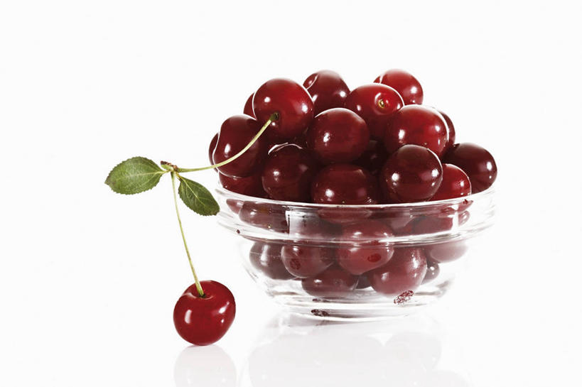 无人,横图,俯视,室内,特写,白天,白色背景,餐桌,桌子,樱桃,水果,叶子,玻璃,一堆,许多,阴影,堆叠,堆积,新鲜,反射,影子,生食,食品,果实,绿叶,玻璃制品,食物,一个,红色,容器,碗,嫩叶,摄影,有机食品,绿色食品,影棚,单个,餐台,储藏,堆,储存,叶,叶片,樱珠,莺桃,英桃,楔桃,牛桃,荆桃,彩图,高角度拍摄,影棚拍摄,拍摄,欧洲酸樱桃,酸樱桃,贮存