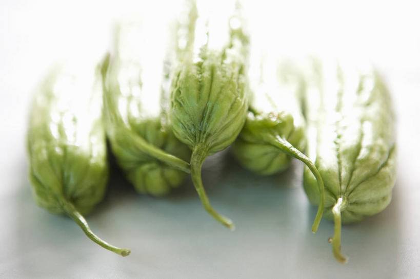 无人,横图,俯视,室内,特写,白天,白色背景,餐桌,桌子,蔬菜,五个,一堆,许多,阴影,堆叠,堆积,朦胧,模糊,新鲜,反射,影子,苦瓜,食品,食物,凉瓜,摄影,有机食品,绿色食品,影棚,餐台,堆,君子菜,癞瓜,癞葡萄,彩图,高角度拍摄,影棚拍摄,拍摄