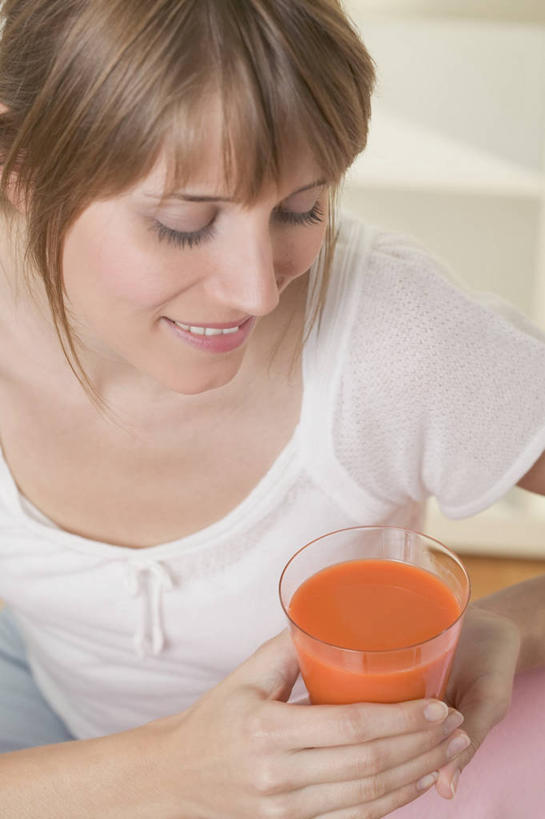 西方人,手,一个人,笑,微笑,露齿笑,竖图,俯视,室内,白天,萝卜,胡萝卜,杯子,欧洲,欧洲人,双手,仅一个年轻女性,仅一个女性,仅一个人,握,阴影,服装,反射,影子,饮品,一杯,注视,休闲装,蔬菜汁,玻璃制品,饮料,一个,衣服,水杯,低头,观察,看,休闲,手部,休闲服,握着,服饰,单个,观看,察看,胡萝卜汁,关注,可口,适口,年轻女性,女人,女性,白种人,玻璃杯,红萝卜,甘荀,半身,彩图,高角度拍摄