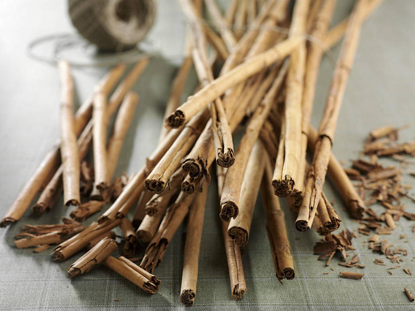 无人,横图,俯视,室内,特写,白天,餐桌,桌子,一堆,许多,阴影,堆叠,堆积,朦胧,模糊,反射,影子,调味,香料,佐料,肉桂,餐台,堆,配料,桂皮,作料,官桂,牡桂,筒桂,香桂,玉桂,彩图,高角度拍摄