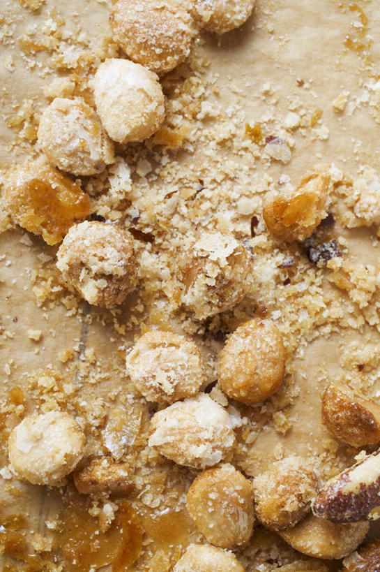 无人,竖图,俯视,室内,特写,白天,杏仁,一堆,许多,阴影,堆叠,堆积,朦胧,模糊,反射,影子,堆,杏子,杏梅仁,杏核仁,木落子,苦杏仁,彩图,高角度拍摄