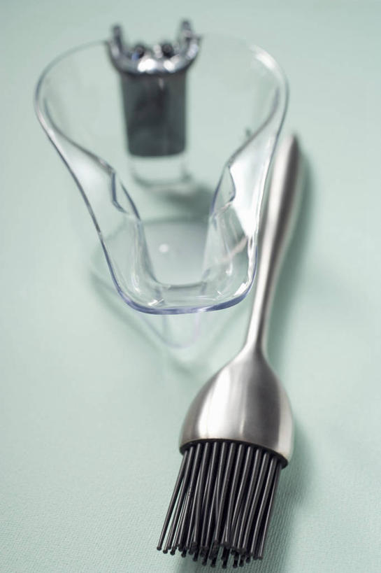 无人,竖图,俯视,室内,特写,白天,烹饪,桌面,桌子,静物,杯子,厨具,一把,阴影,灰色背景,朦胧,模糊,反射,木制,影子,玻璃制品,木制品,刷子,水杯,摄影,影棚,烹饪用具,玻璃杯,烹调用具,烹调,彩图,高角度拍摄,影棚拍摄,拍摄,烧烤刷