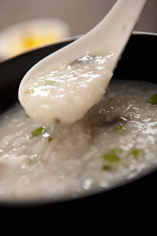 无人,竖图,俯视,室内,特写,白天,烹饪,中餐,早餐,阴影,朦胧,模糊,反射,影子,勺子,陶瓷,谷类,谷物,粥,料理,食品,陶瓷制品,米,菜肴,美食,香,食物,一个,容器,调羹,汤匙,碗,中式,佳肴,单个,储藏,储存,彩图,高角度拍摄,早饭,白米粥,糜,贮存